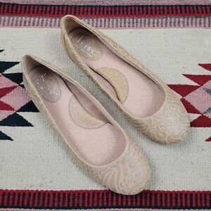 BOC Born Concepts Beige Tan Leather Slip On Flats‎ Sz 7.5 Embossed Suede Loafer